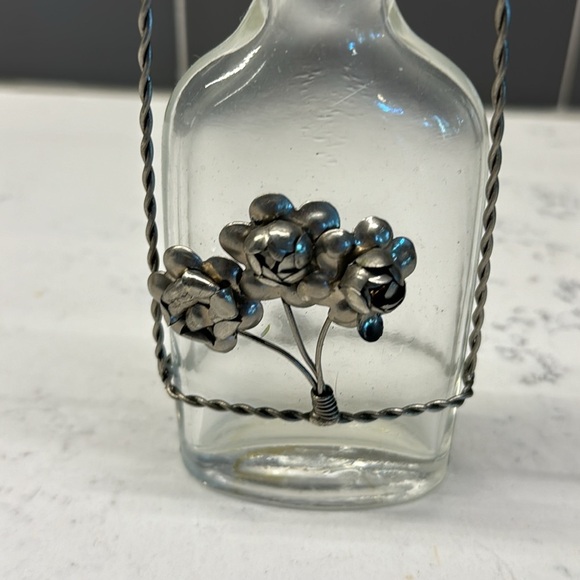 Small glass bottle vase with applied silver toned wire and flowers, Glas… - Picture 2 of 5